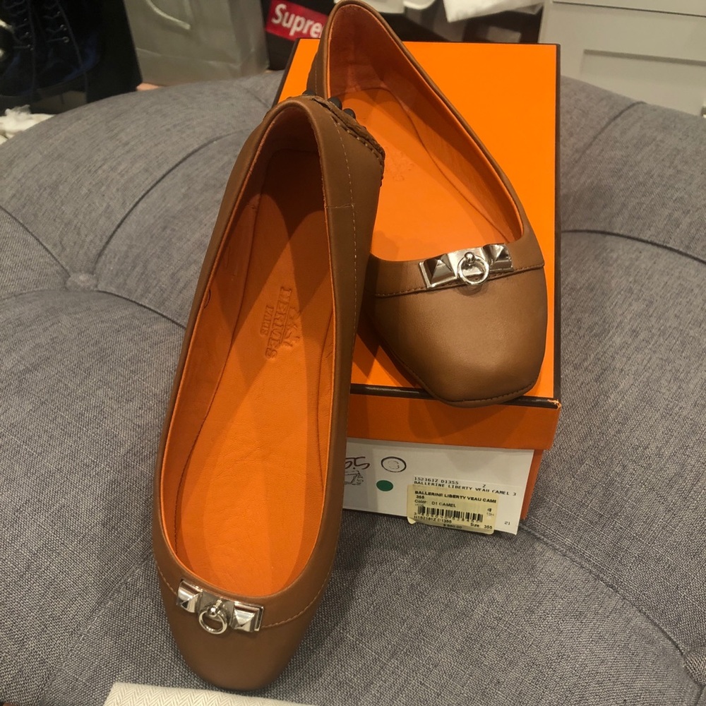 NWT Hermes flats in camel color 35.5